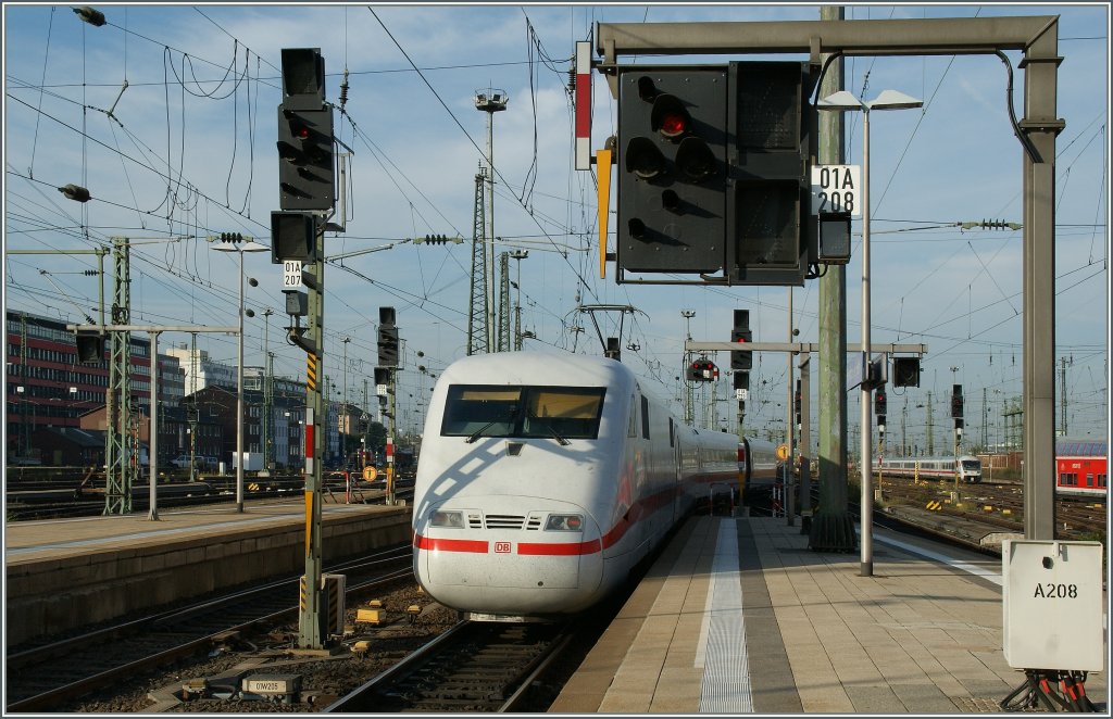 A DB ICE is arriving at Stuttgart Main Station.
16.09.2012