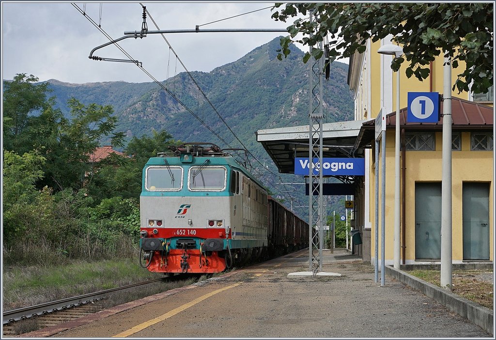 A FS E 652 140 with a Cargo Train in Vogogna.
18.09.2017