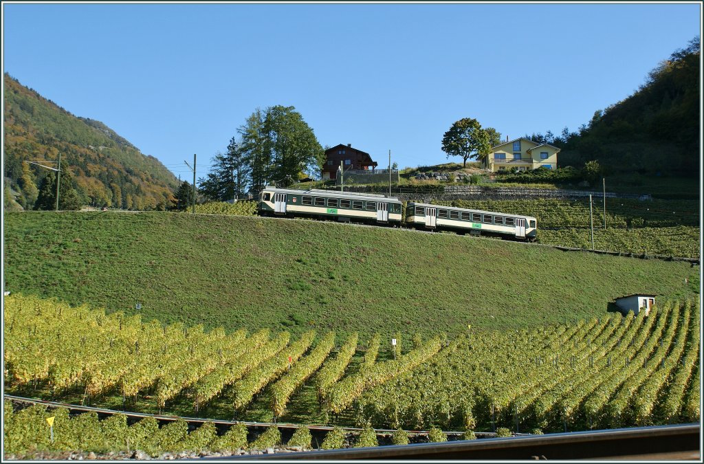 A LEB train is coming to help by the ASD; here on test run over Aigle. 
21.10.2010
