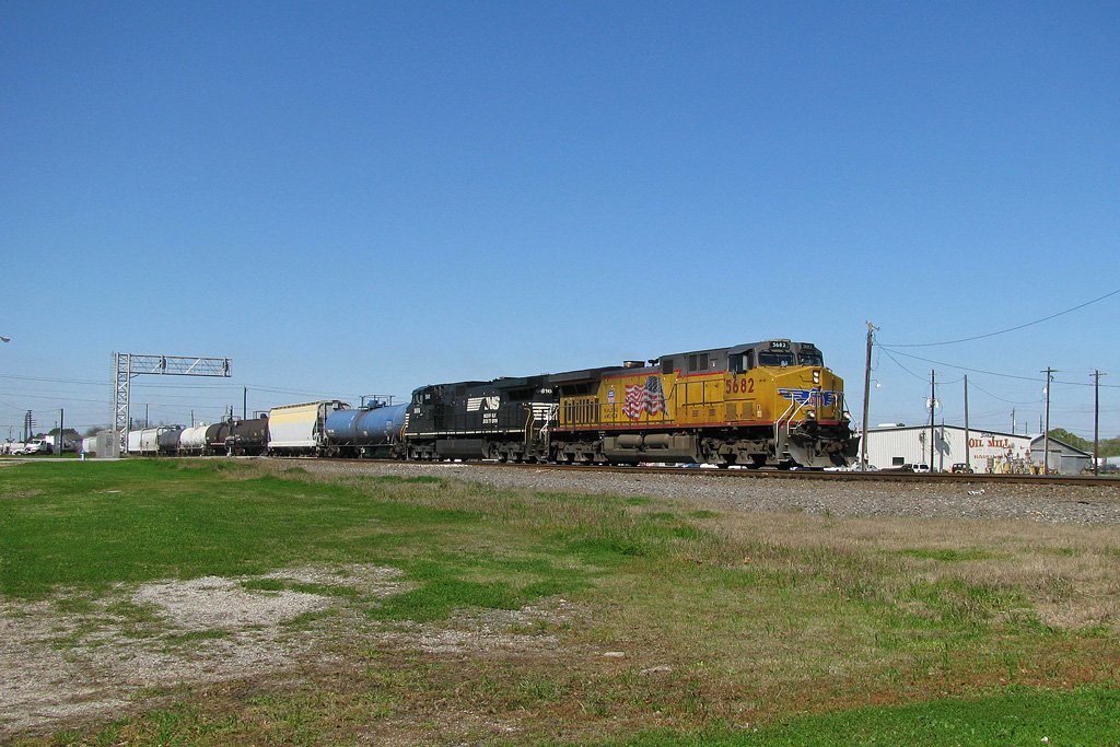 A mixed freight train is pulled by the engines 5682 of the UP and 9816 of the NS. The picture was made in Sealy (Texas) on 11.03.2008.