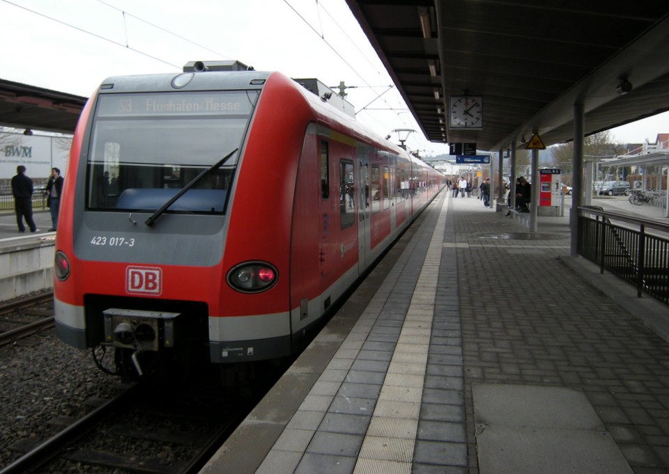 A new 423 017-3 to the Airport in Leinfelden ((S-Bahn Stuttgart).
16.03.2010
