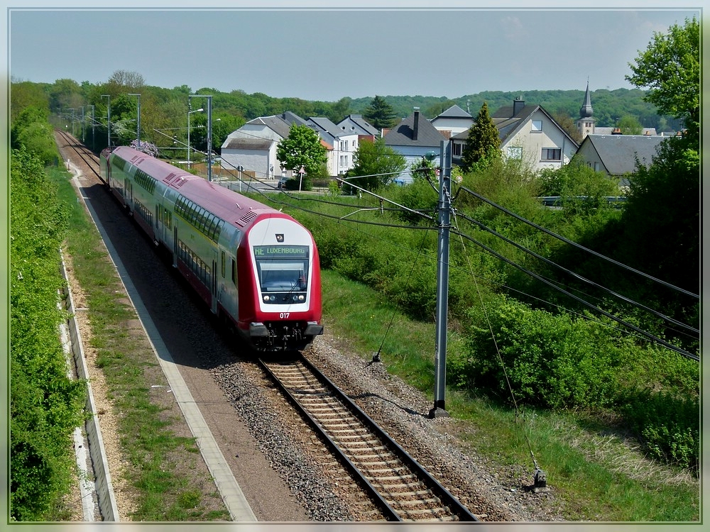 A push-pull train as RE Trier - Luxembourg City is running through Moutfort on April 14th, 2011.