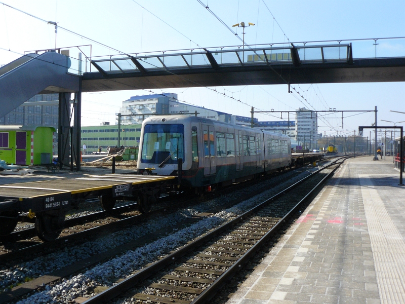 A RET metro unit on it's way in a freighttrain, Rotterdam centraal station 10-03-2010.