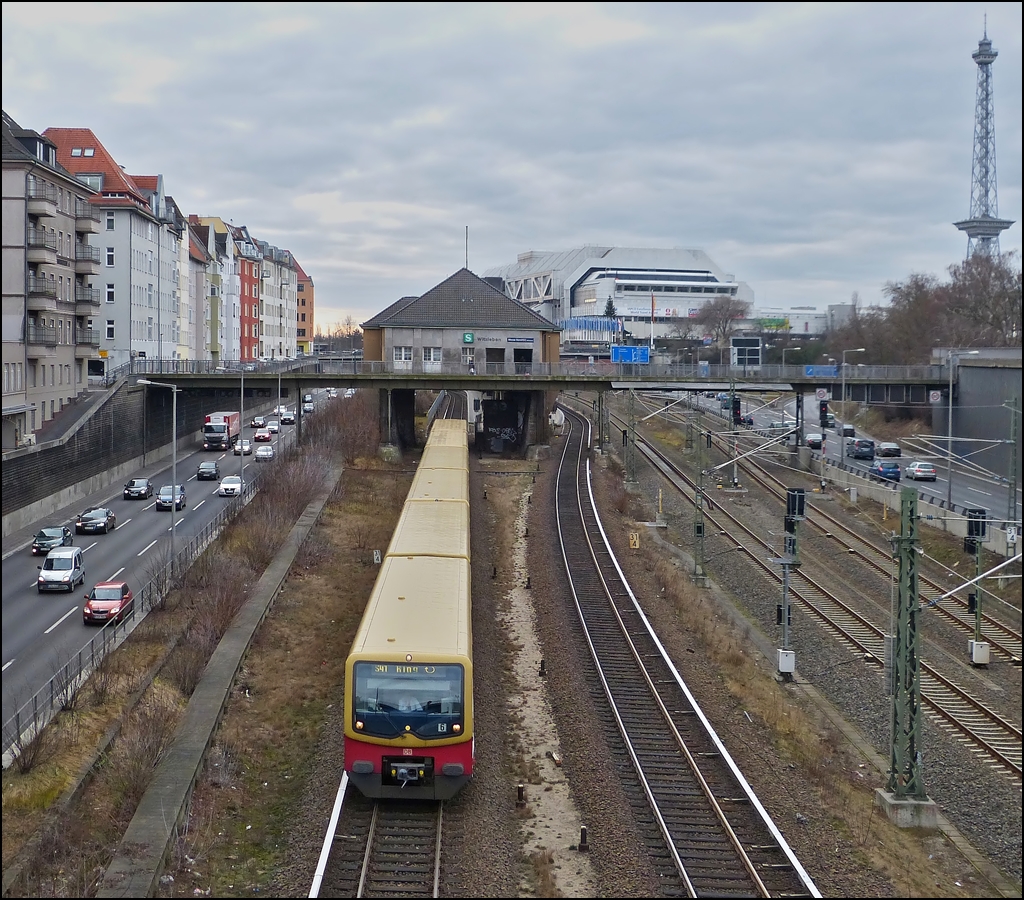 A S-Bahn taken from Kaiserdamm Brcke while leaving the station Berlin Messe Nord on December 29th, 2012.