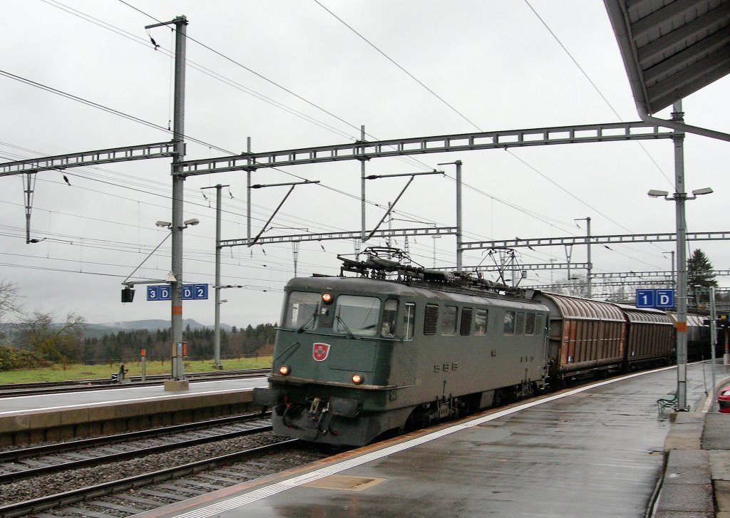 A SBB Ae 6/6 by a bad weather in Palzieux. 
06.12.2006
