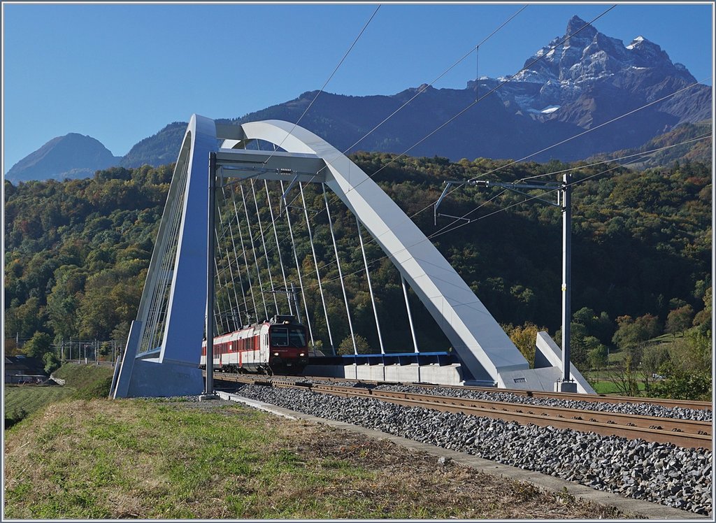 A SBB Region Alpes Domino on the new Massogex Bridge between St Maurice and Bex.
11.10.2017