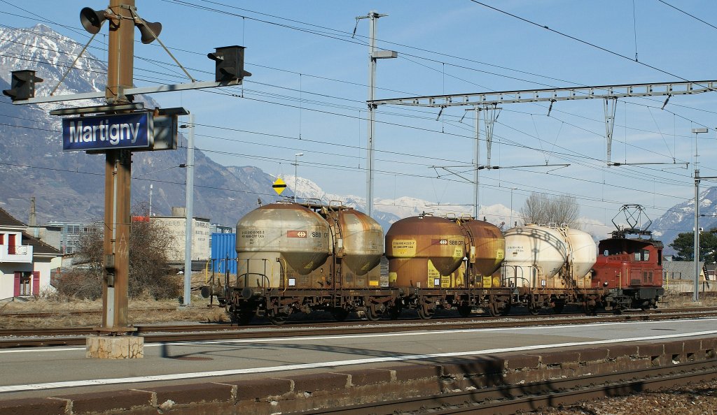 A SBB Tem with cargo wagons in Martigny. 
25.02.2009