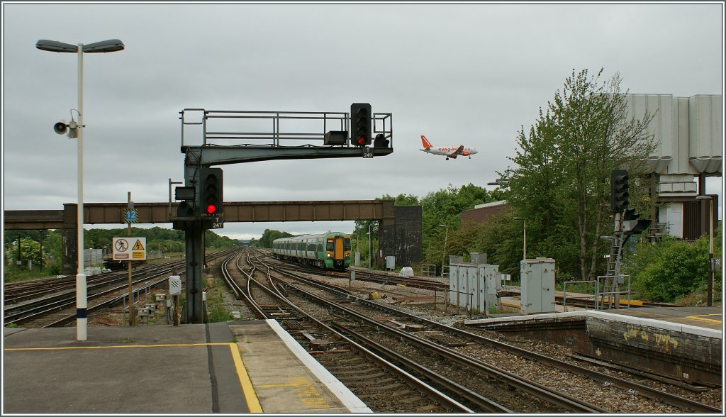 A  Southern  Class 377 and a  Easy Jet  approaching London Gatwick...
18.05.2011 