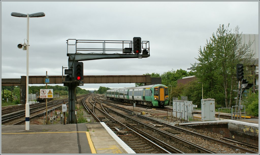A  Southern  Class 377 is arriving at Gatwick Station. 
18.05.2011