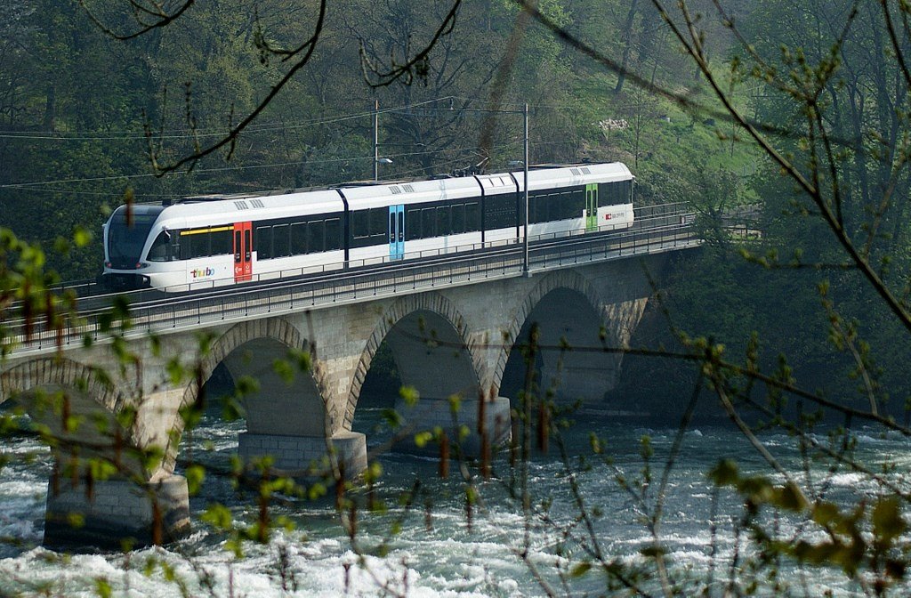A Thurbo-service on the Rheinfall-Bridge by Neuhausen. 
14.04.2009