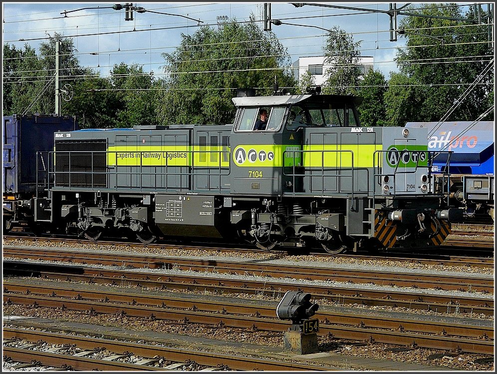 ACTS 7104 is hauling a goods train through the station of Roosendaal on September 5th, 2009. 