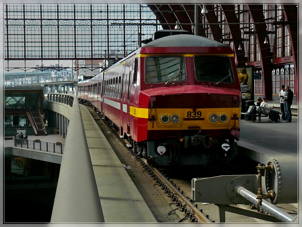 AM 75 839 is waiting for passengers in the station Antwerpen Centraal on April 24th, 2010. 