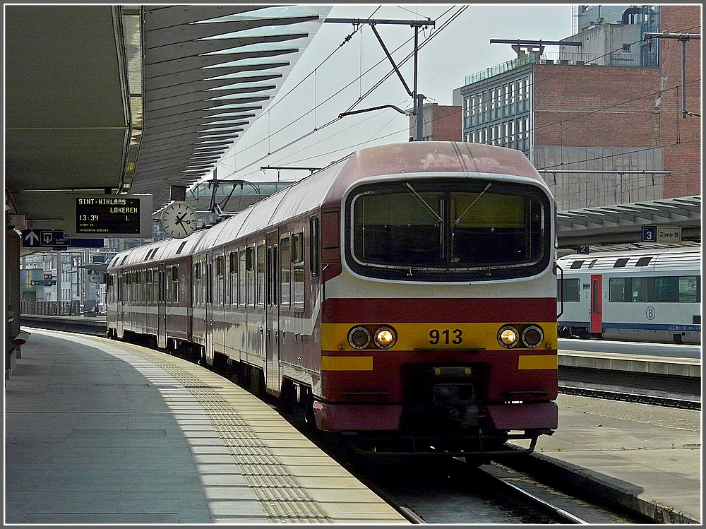 AM 86 913 is arriving at the station Antwerpen Centraal on April 24th, 2010.