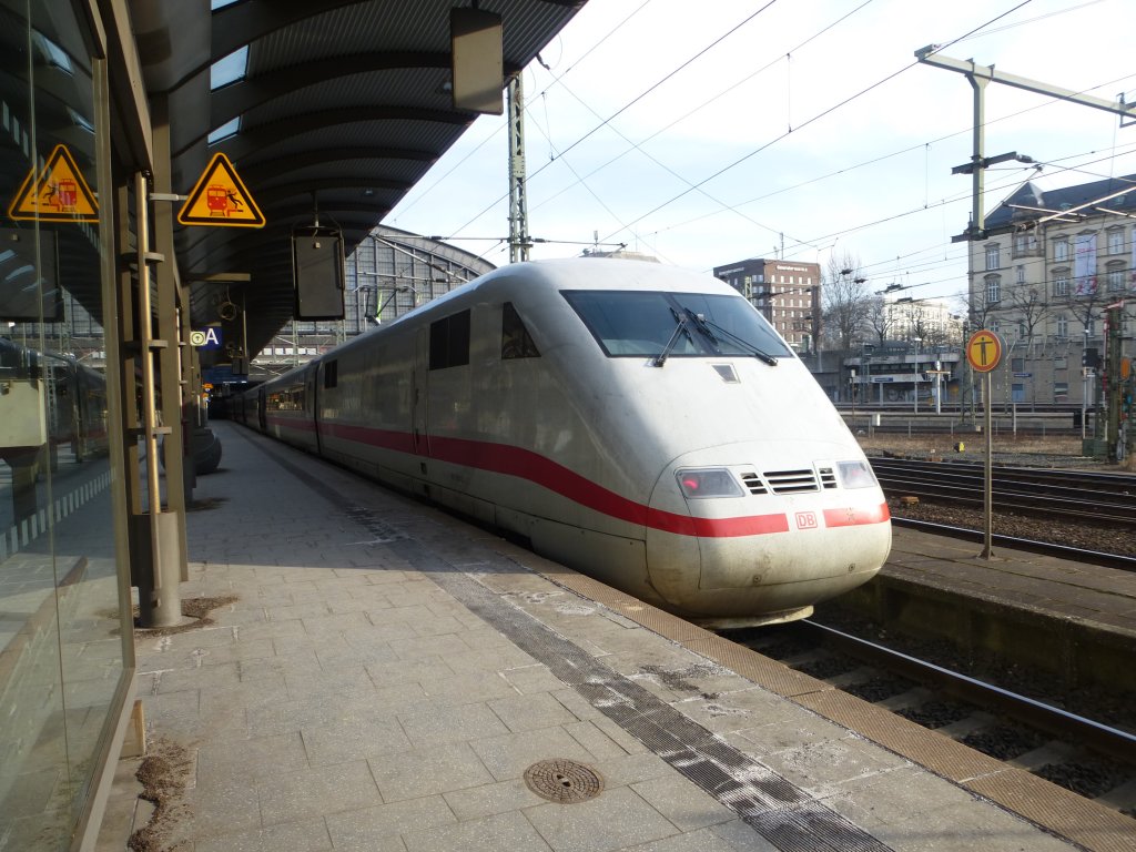 An ICE-1 is standing in Hamburg main station, April 4th 2013.