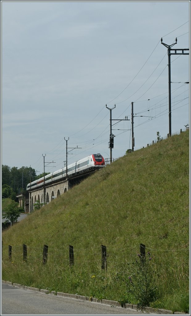 An ICN to Lausanne on the BLS Msli-Viaduct in Grenchen. 
07.06.2011