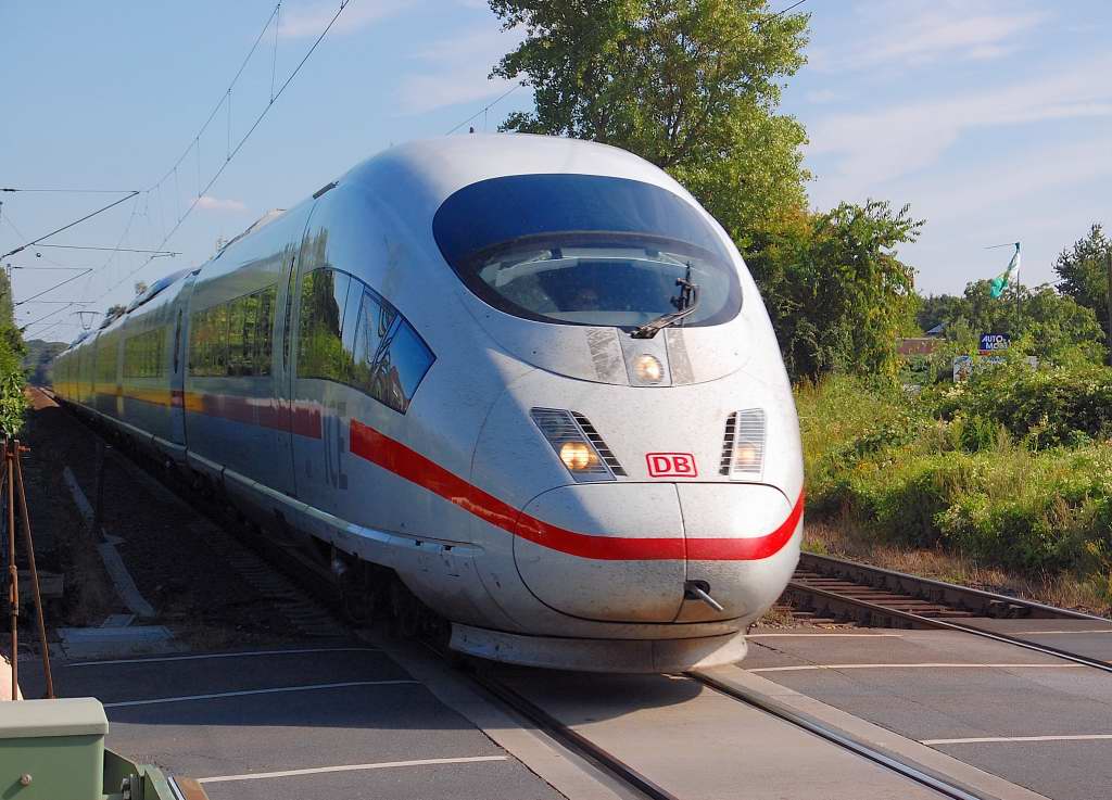 At sunday the 12th of august 2012 at the city of Haldern in the lowerrhinearea went this unknown german highspeedtrain(ICE 3)of the Class 406 to the Netherlands.