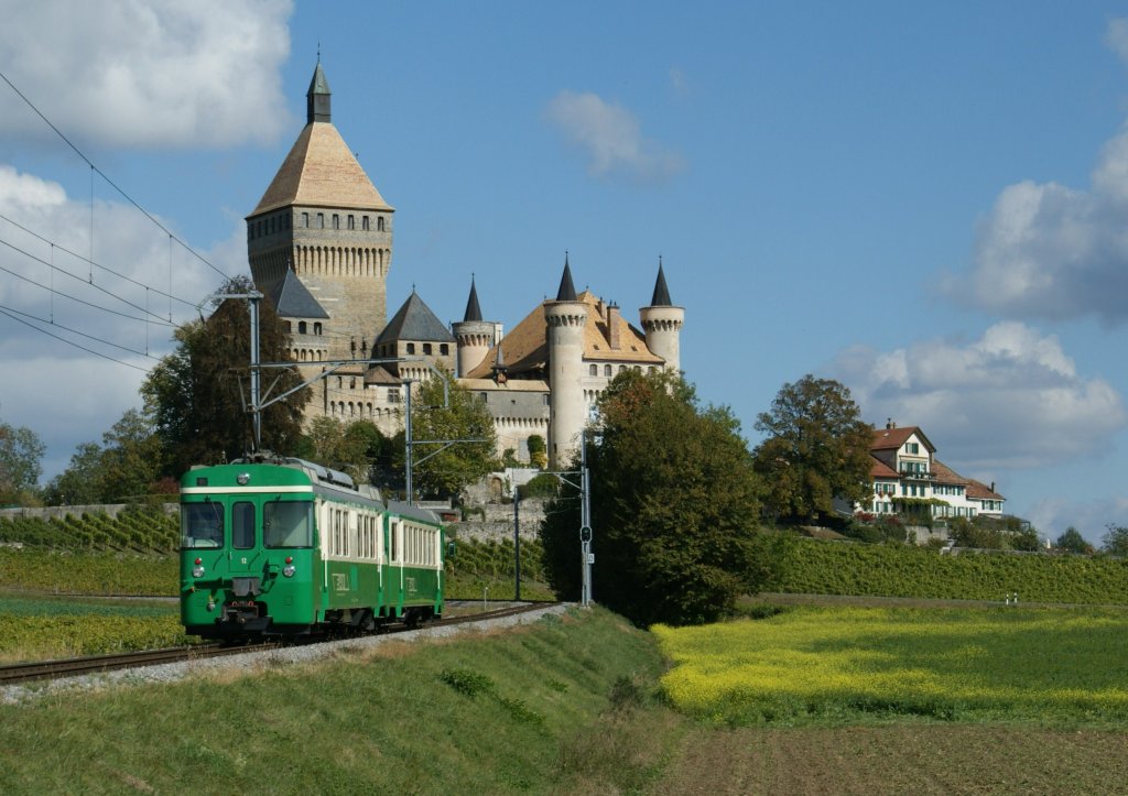 BAM Local train by the Castle of Vuffelens. 
13.10.2009