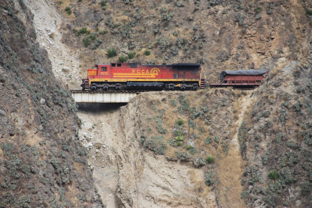 Below Matucana, on the Balta-Loops, FCCA 1012 rolls above a tiny bridge before entering the next tunnel.