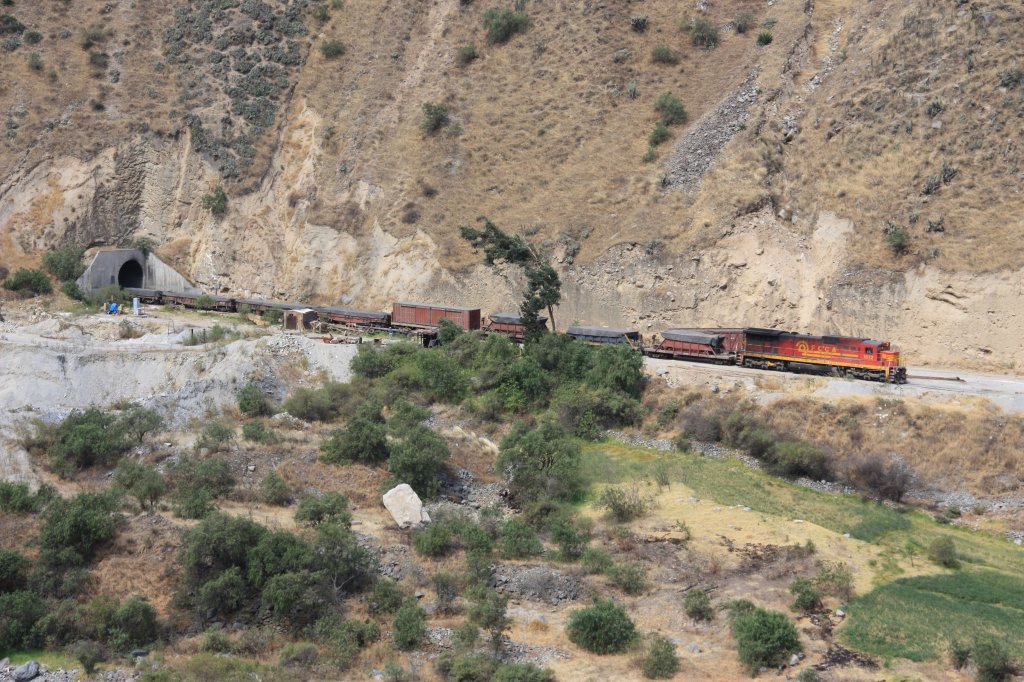 Below Matucana, on the Balta-Loops, FCCA 1012 exits the last tunnel of the loop-section