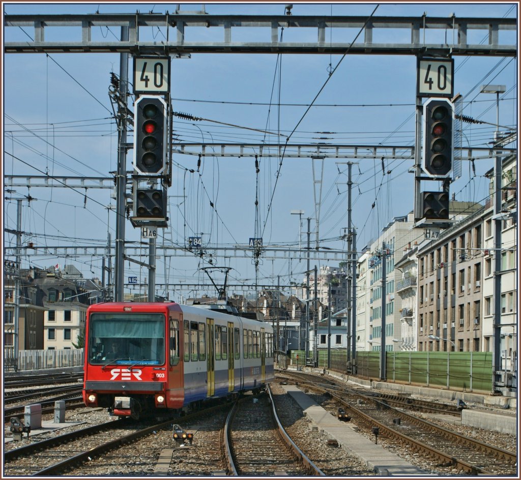 Bem 550 003 is arriving in Geneva Main Station. 
30.06.2010