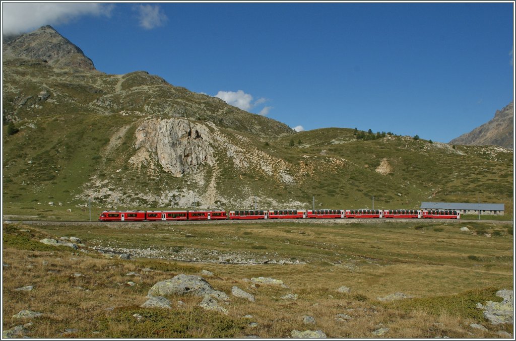 Bernina Express between Bernina Lagalp and the Lago Bianco. 
10.09.2011