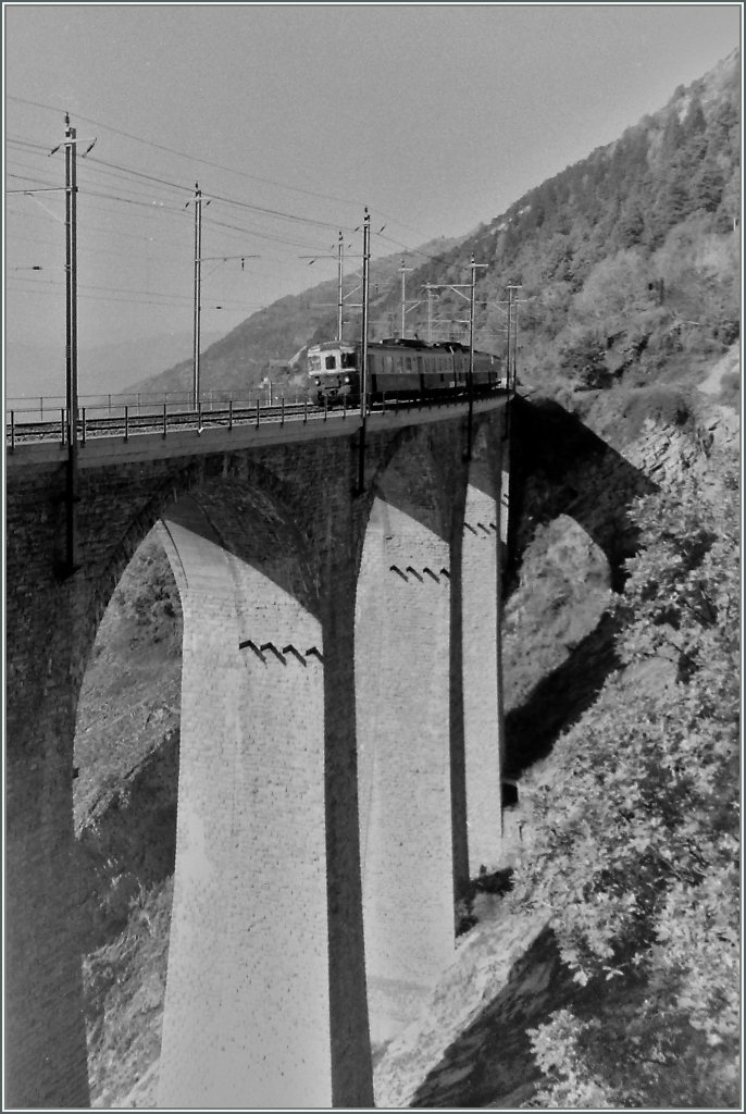 BLS local train of the  Luegelkinn Viaduct  on the 17. 10.1994.
(Scanned negative)