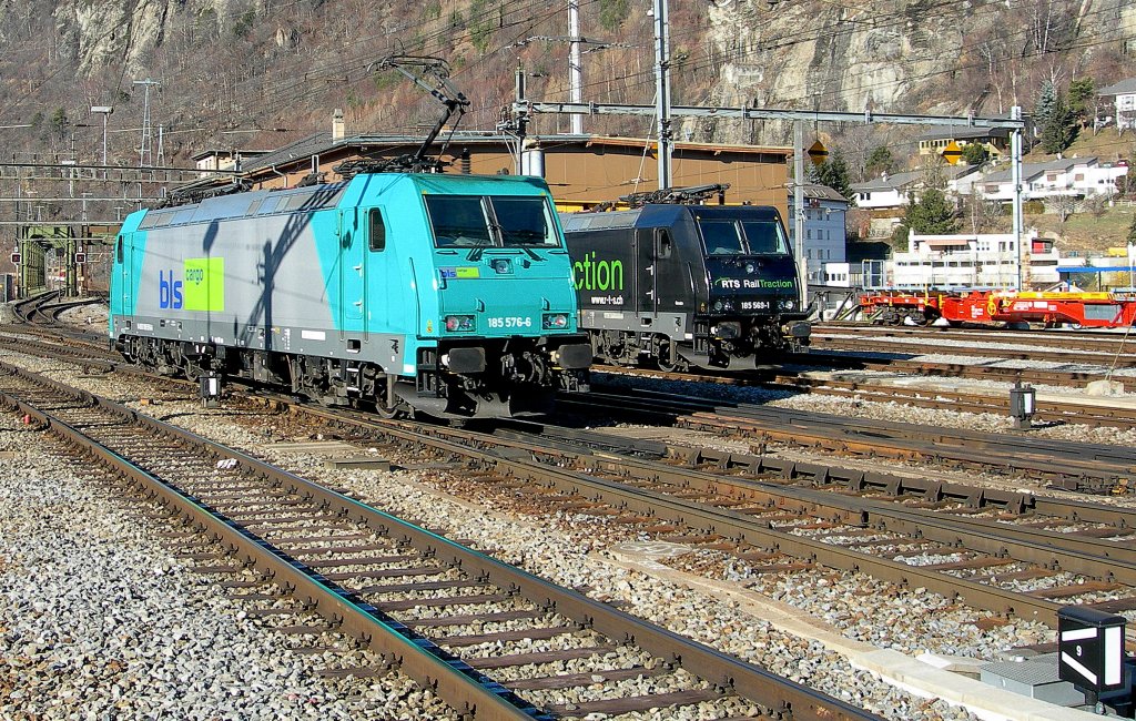 BLS Re 185 576-6 and in the background the RTS Re 185 569-1 in Brig.
16.02.2008

