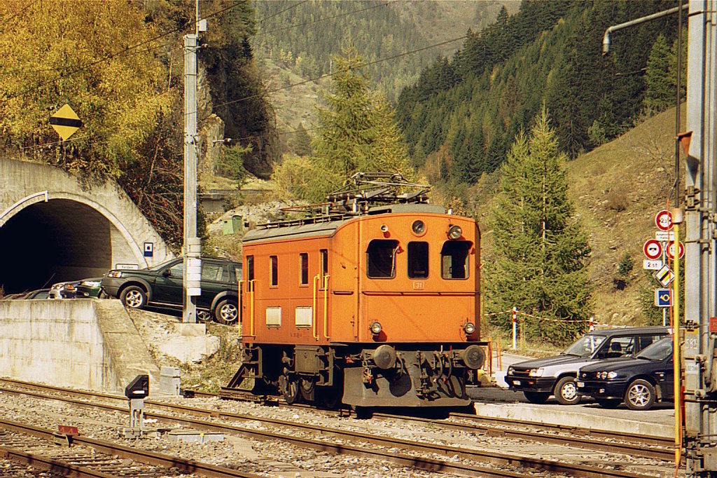 BLS T 215 031-6 in Goppenstein.
October 2001
(analog scanned photo)