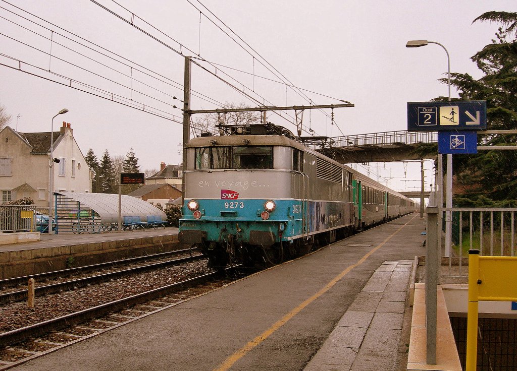 By a very bad weather is arriving the SNCF BB 9273 with his  Aqualis  in Amboise. 
20.03.2007