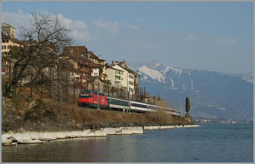 By St Saphorin, on the sea site of the Lake of Geneva runs a SBB Re 460 with his IR to Lausanne.
25.03.2012