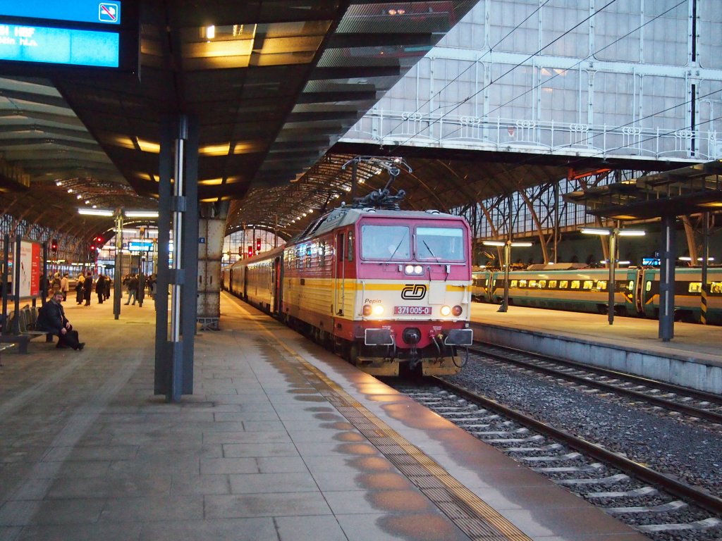 CD 371 005-O with the EC170 Express  Hungaria  in the main station of Prague 10 First 2013 waiting for departure to Berlin Central Station.