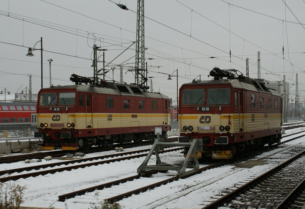 CD 371 015-9 and 371 002-7 in Dresden. 
24.11.2008