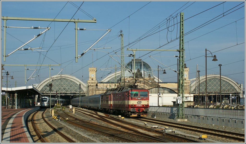 CD 371 with an EC to Budapest are leaving Dresden. 
24. 09.2010