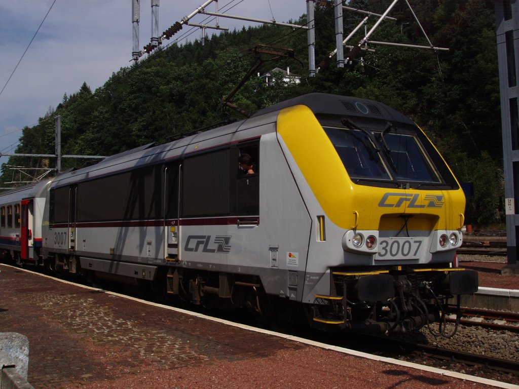 CFL engine n 3007 hauling an IR train Liers-Luxembourg in Trois-Ponts station in August 2005.
