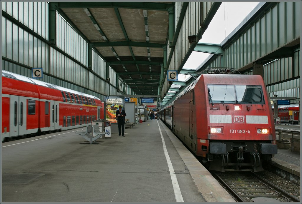 DB 101 083-4 with an IC to Zrich in Stuttgart. 
31.03.2012