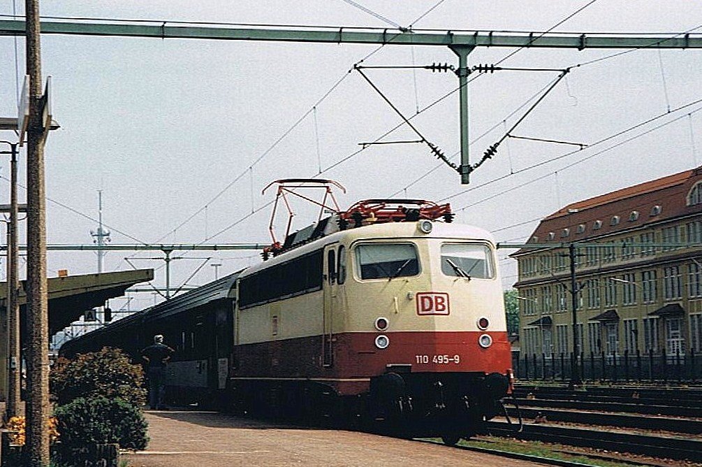 DB 110 495-9 with D 481 to Stuttgart in Singen.
29.04.1995.
(scanned analog photo)