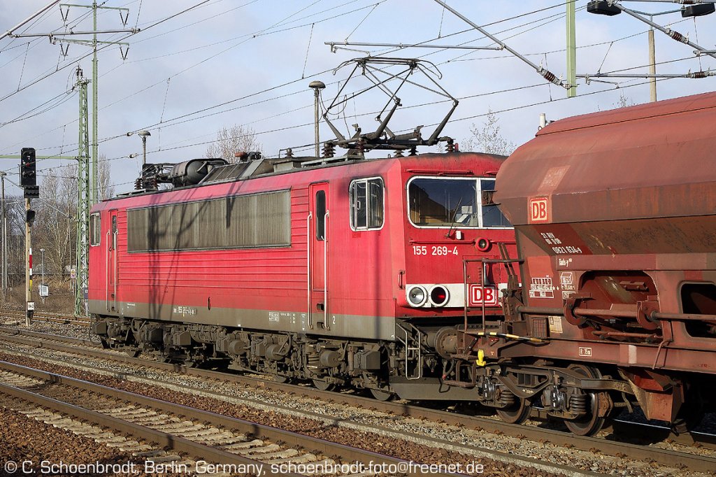 DB Class 155 269-4 with freight-train, waiting at the signals.
Berlin Schoenefeld-Airport, 2011-03-23