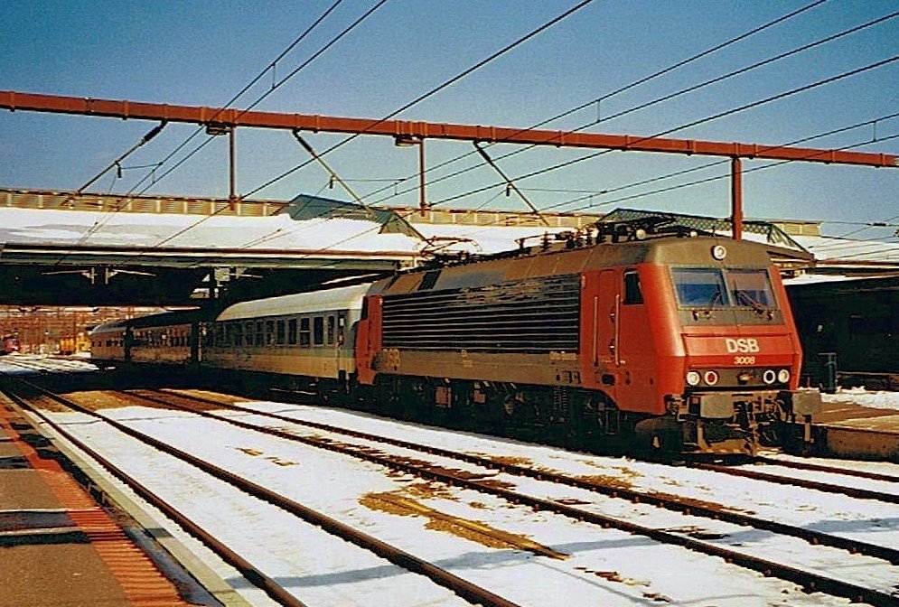DSB EA 3008 with Interregio to Hannover in Fredericia. 
21.03.2001
(scanned analog photo)