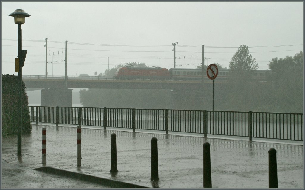 During a short but heavy shower runs a DB 101 wit his IC over the Mosel Bridge. 
24. Sept. 2012