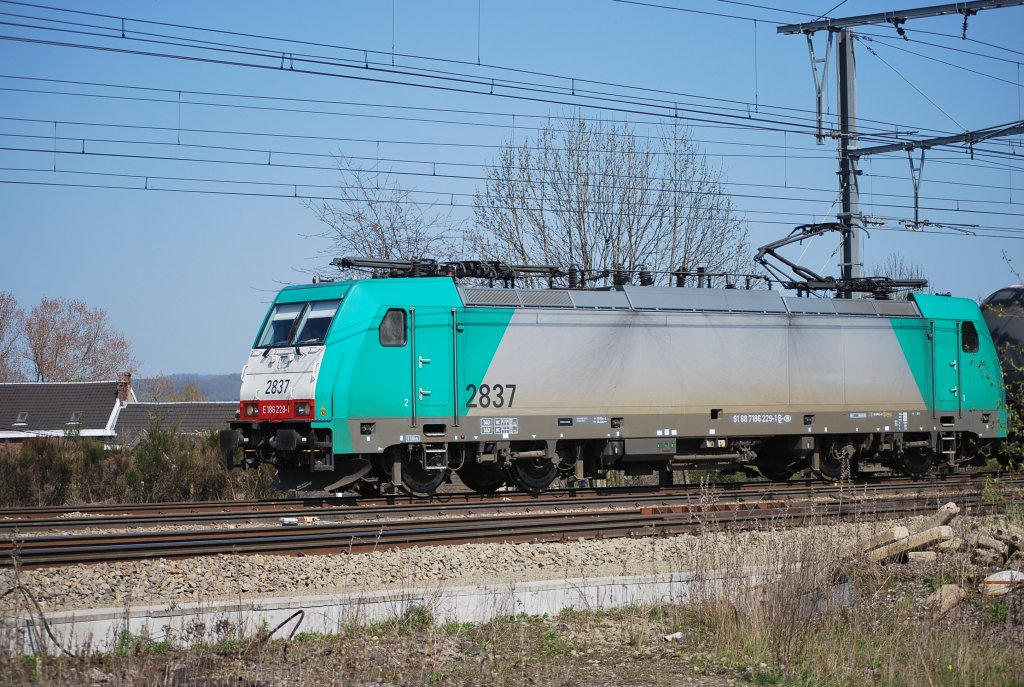 Electric engine 2837 hauling freight train from Germany to Belgium across Montzen station in April 2010.