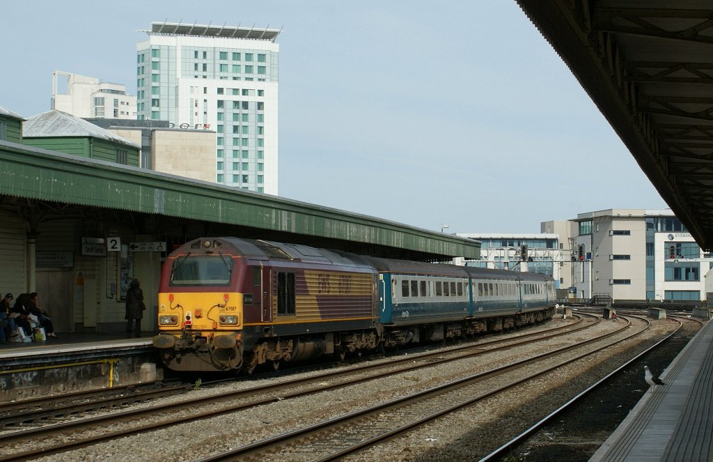 EWS 67 017 with BR (!!!) couches in Cardiff Central.
21.04.2010