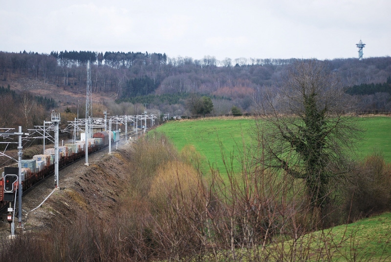 Freight train approaching the German border and the Botzelaer tunnel in Gemmenich (March 2009).