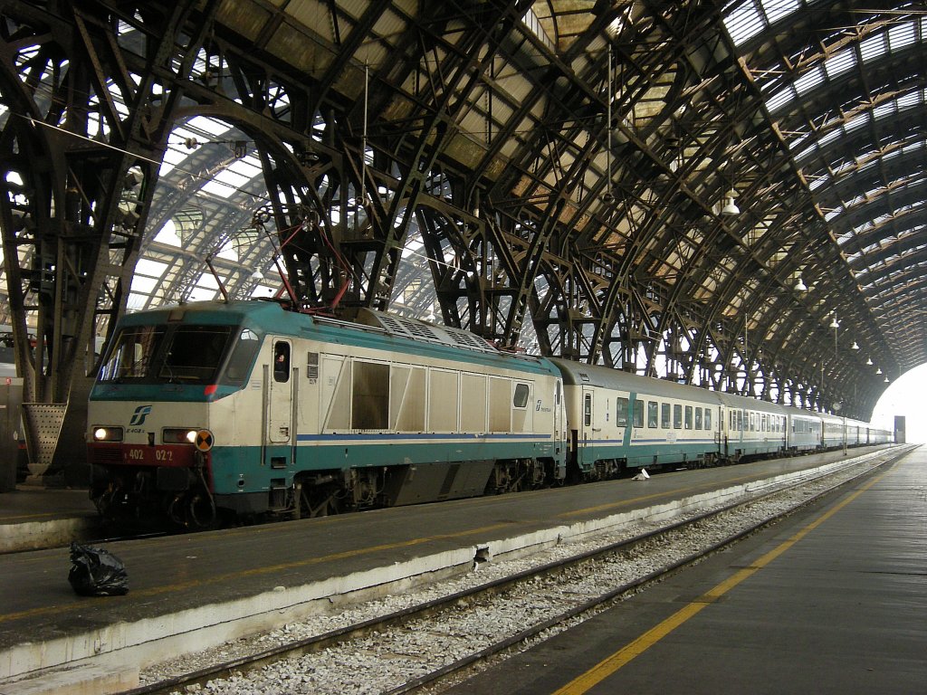 FS E 402 022 with a IC in Milano Centrale.
22.01.2009