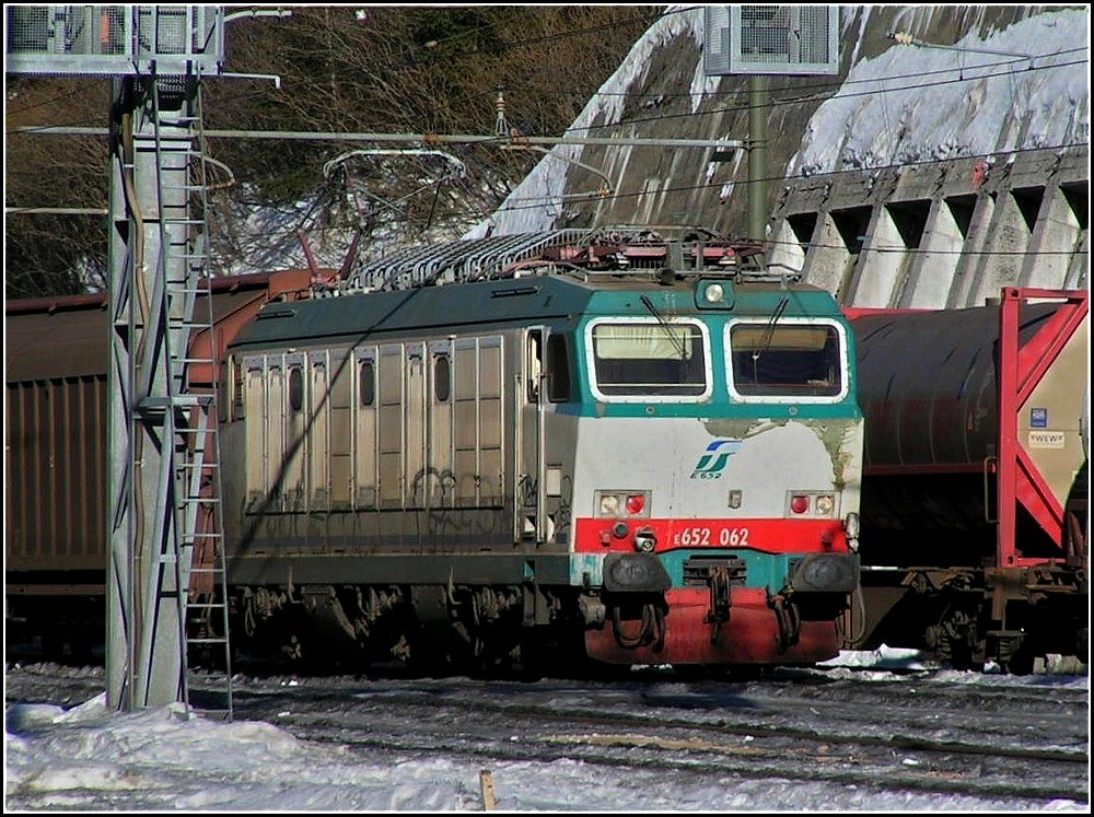 FS E 652 062 pictured with a freight train at the station Brenner/Brennero on February 4th,2006