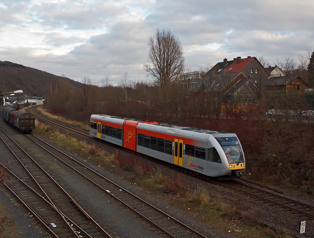 GTW 2/6 of the Hellertalbahn comes on 10.12.2011 from Neunkirchen, and goes towards Betzdorf, here shortly before the interlocking Herdorf East. Left the yard of the Kreisbahn Siegen Wittgenstein (KSW)is to be seen.