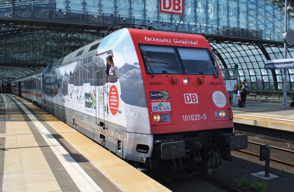 Here 101 025-5 with IC143 from Schiphol Airport to Berlin Ostbahnhof. Berlin central station, 6.4.2012.