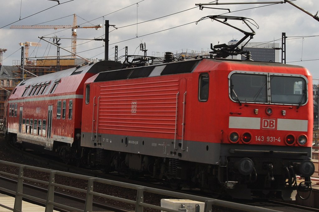 Here 143 931-4 with a local train from Nauen to Berlin Schnefeld Flughafen. Berlin main station, 25.2.2012.