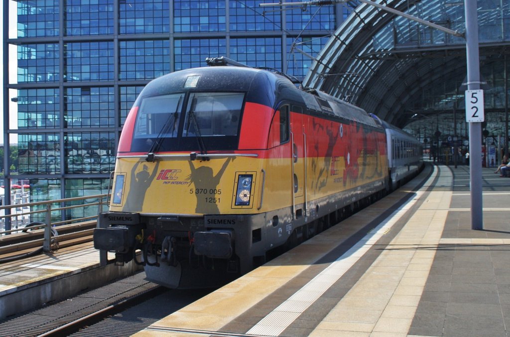 Here 5 370 005 with EC45 from Berlin central station to Warszawa Wschodnia. Berlin central station, 4.7.2012.