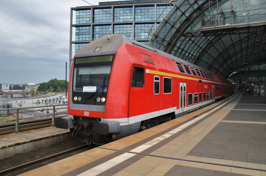 Here a local train from Berlin Zoologischer Garten to Wnsdorf-Waldstadt. Berlin central station, 16.6.2012.