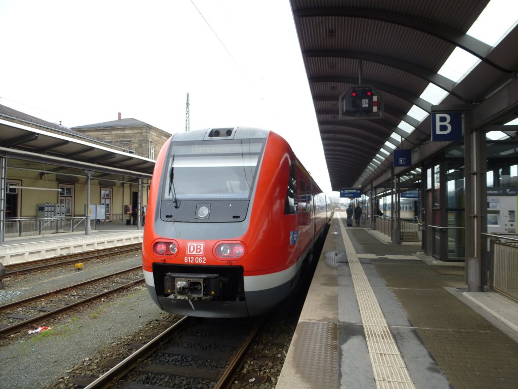 Here a lokal train to Wrzburg (BR 612) in Hof main station on platform 4. April 28th 2013.